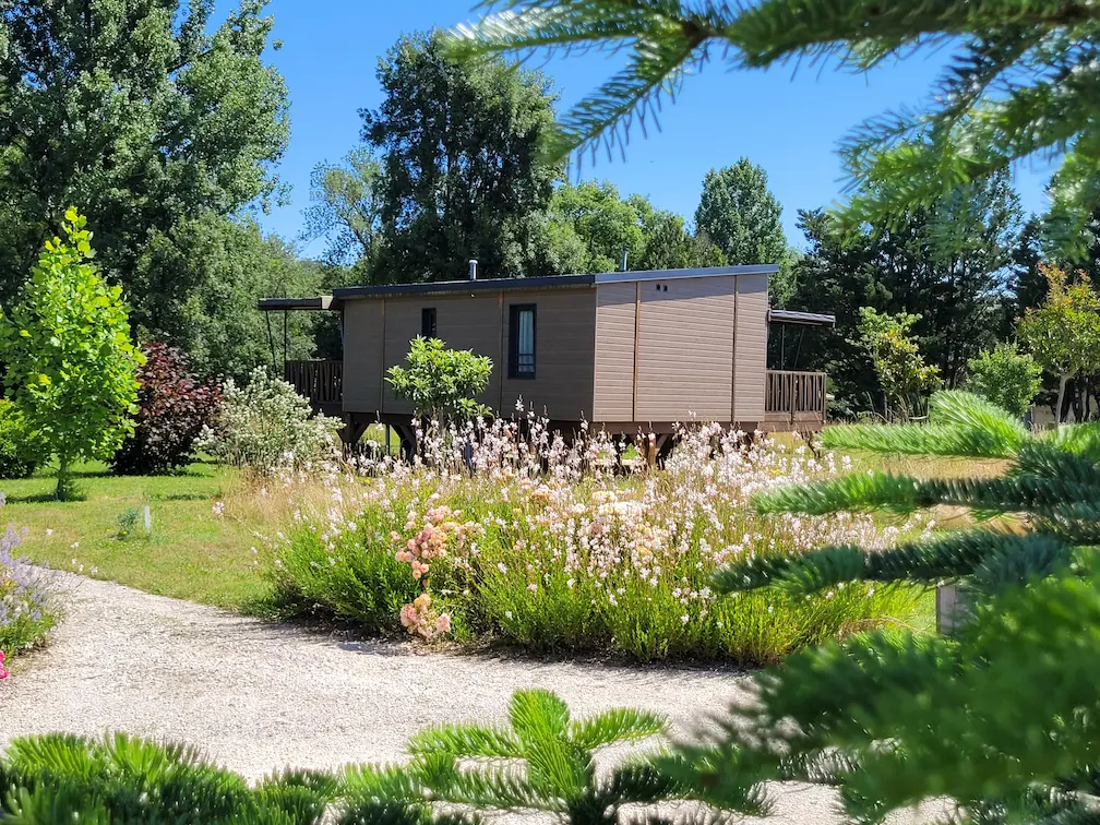 Cabane en bois sur pilotis avec spa privatif au cœur du Périgord Vert