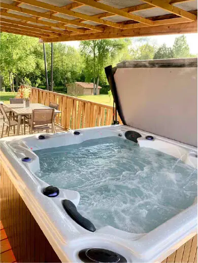 Spa privatif 4 places sur terrasse en bois