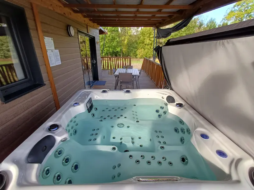 Spa privatif 4 places sur terrasse en bois avec vue nature