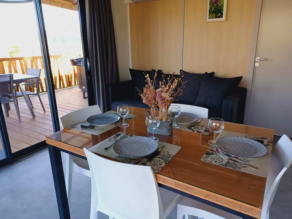 Salon confortable avec grandes fenêtres